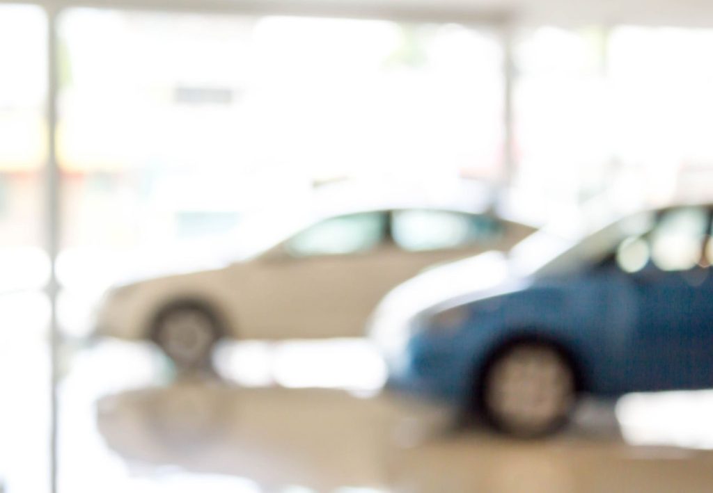 Jak skutecznie negocjować cenę samochodu w salonie